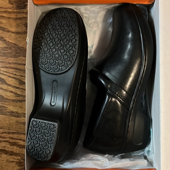 Women’s BareTraps Memory Foam shoes - Picture 4 of 5